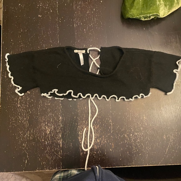 Black cropped sweater with white accents - Picture 3 of 3